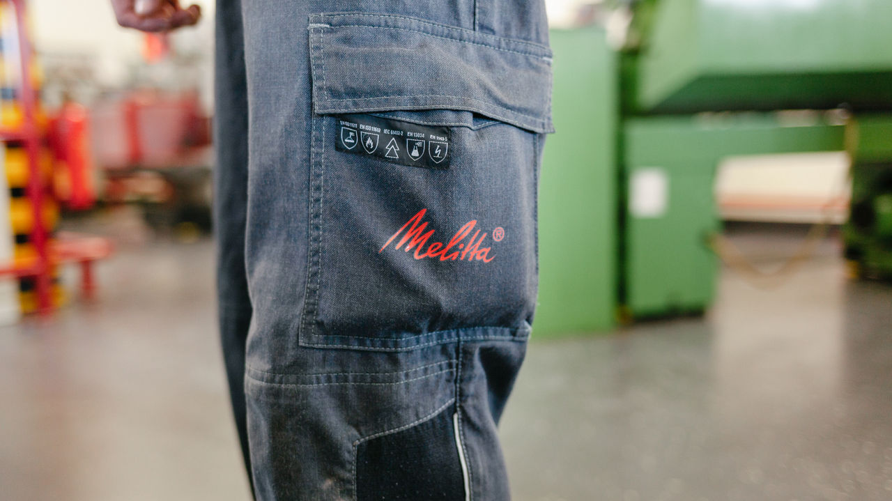 Azubi graue Hose mit Melitta Logo.jpg