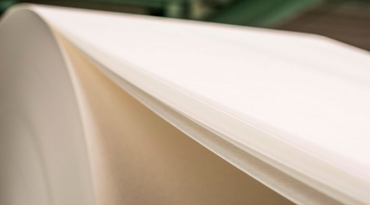 Große weiße Vliespapierrolle wird abgewickelt