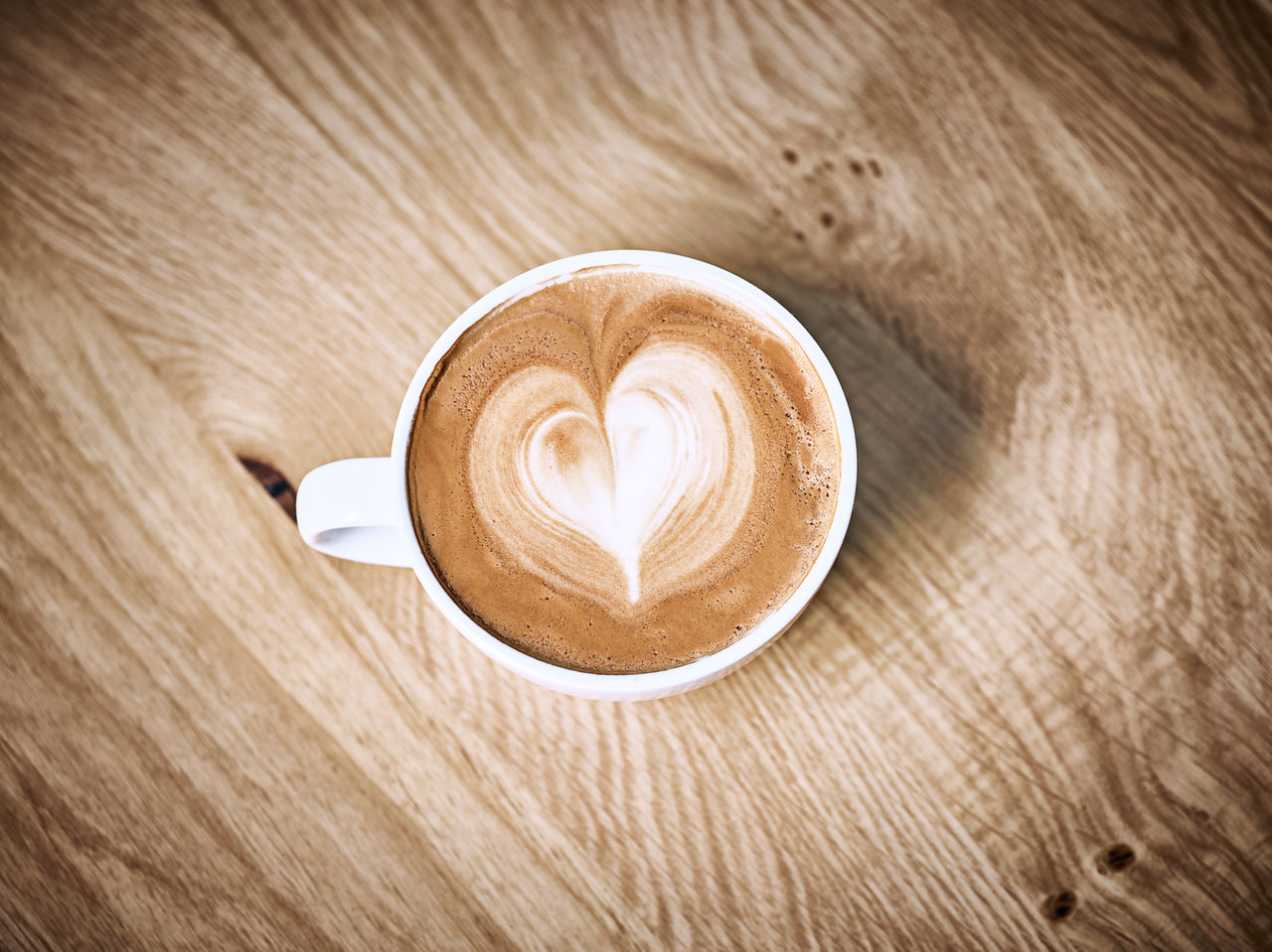 Kaffeetasse mit Herz aus Milchschaum