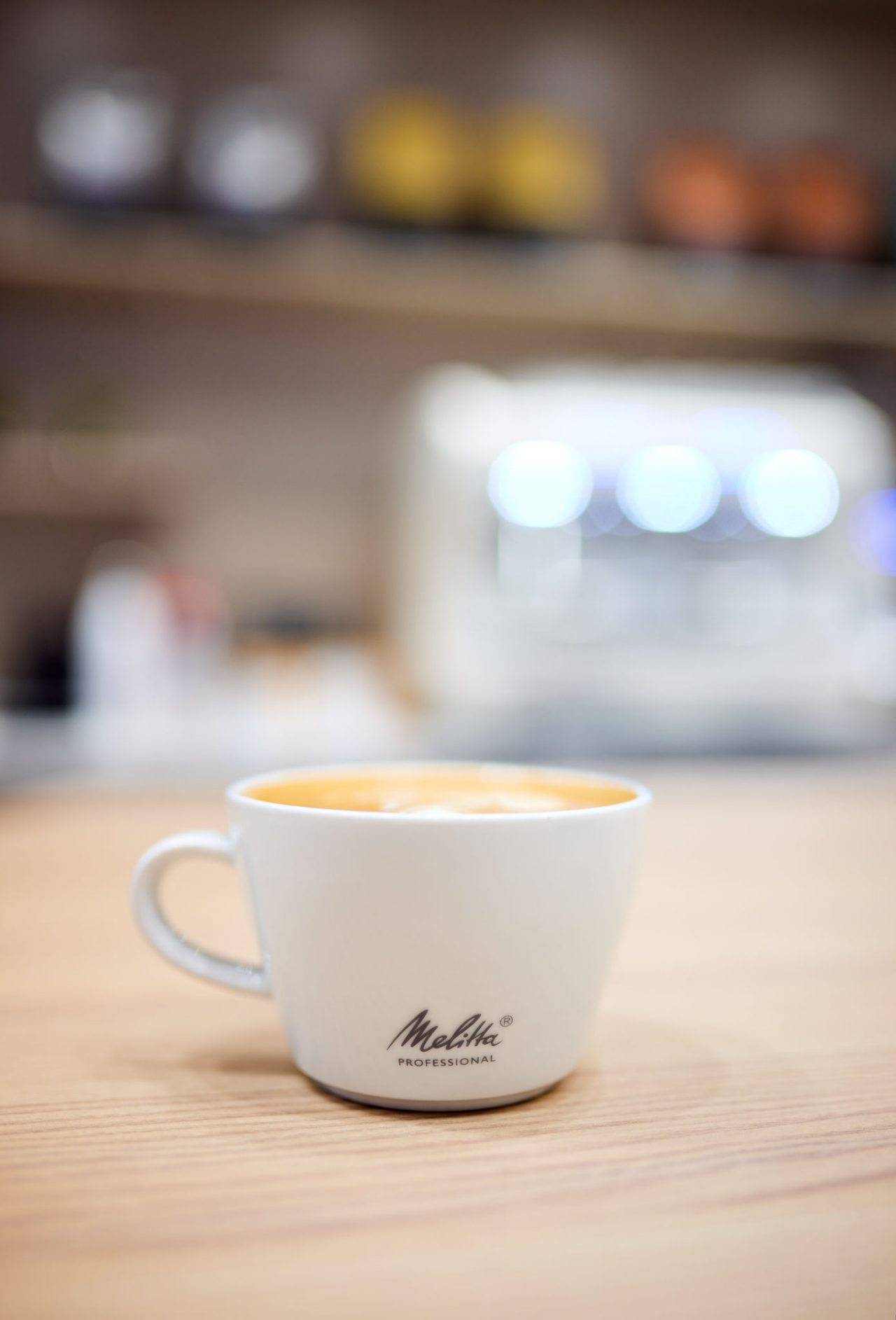 eine Melitta Professional Kaffeetasse mit Café Creme steht auf einer Anrichte