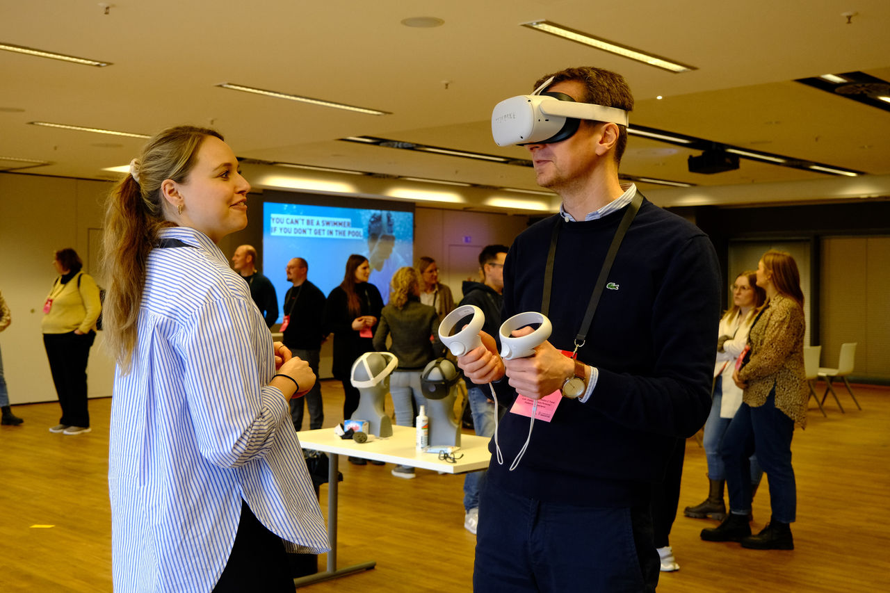 Mann probiert VR-Brille aus
