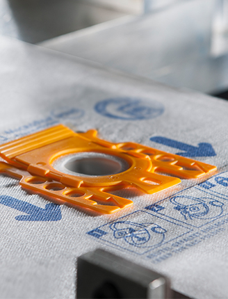 Nahansicht eines Swirl Staubsaugerbeutels in der Herstellung.