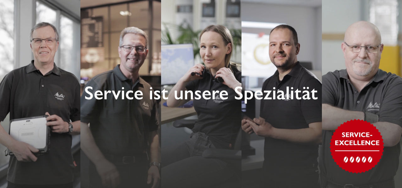Das Kampagnenmotiv zeigt 5 Mitarbeitende von Melitta Professional und hat in der Bildmitte die Textzeile "Service ist unsere Spzialität" 