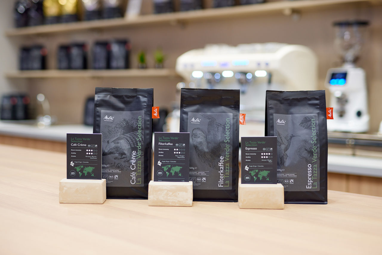 Auf dem Bild stehen verschiedene Kaffeeprodukte von Melitta Professional nebeneinander
