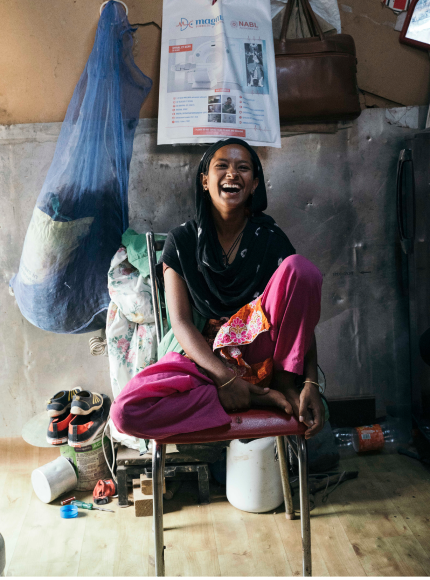 Junge Frau auf Stuhl in Bangalore