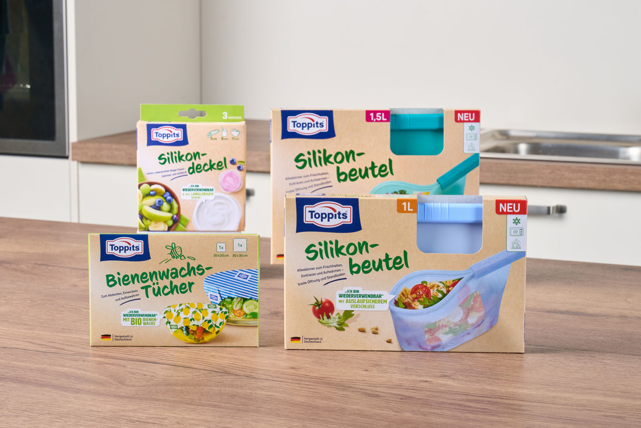 4 Produktverpackungen von wiederverwendbaren Produkten der Marke Toppits stehen neben- bzw hinztereinander auf einer Küchenarbeitsplatte 